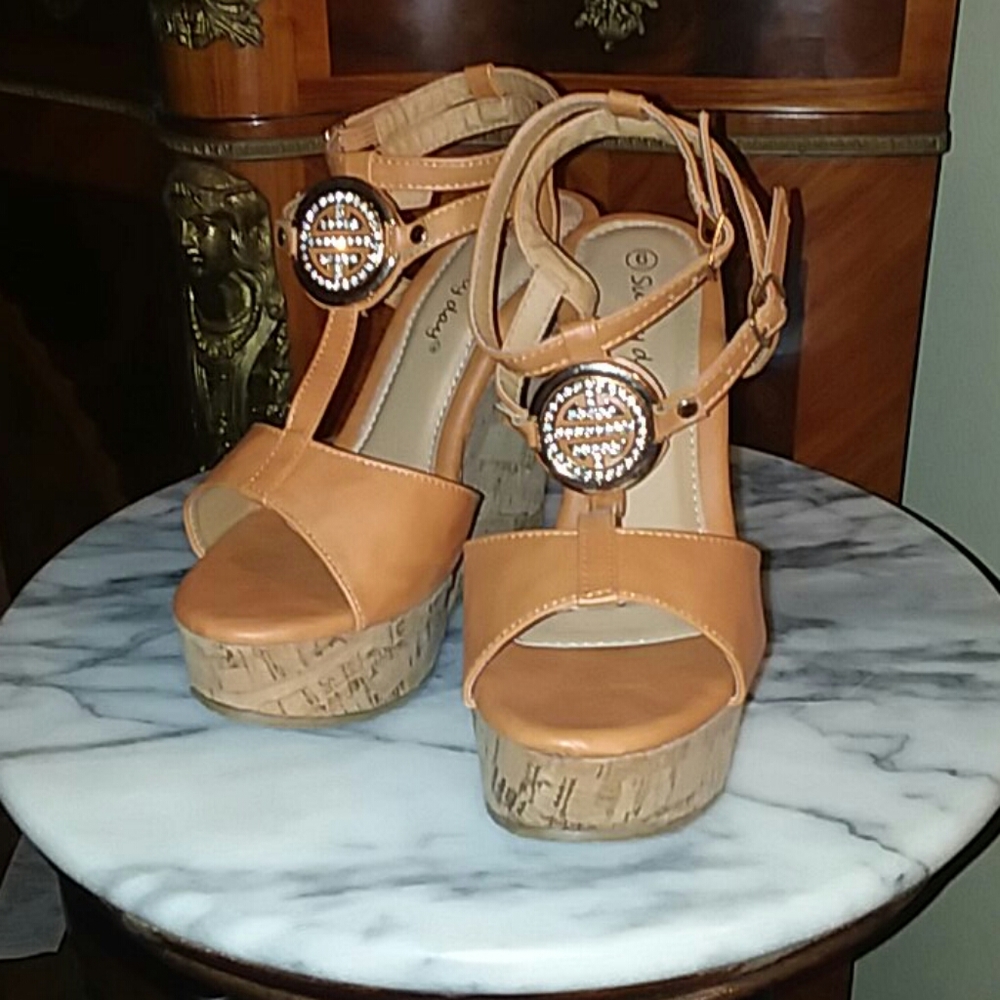 NIB! 5 inch tan wedge with gold tone emblem